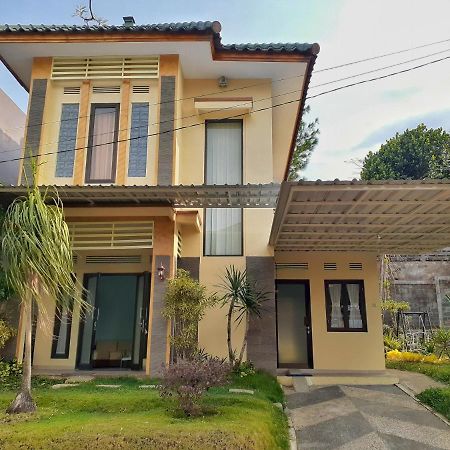 Villa 3 Bedroom Edelweis No. 7 Near Museum Angkut 바투 외부 사진